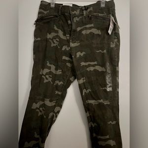 Skinny camo pants
